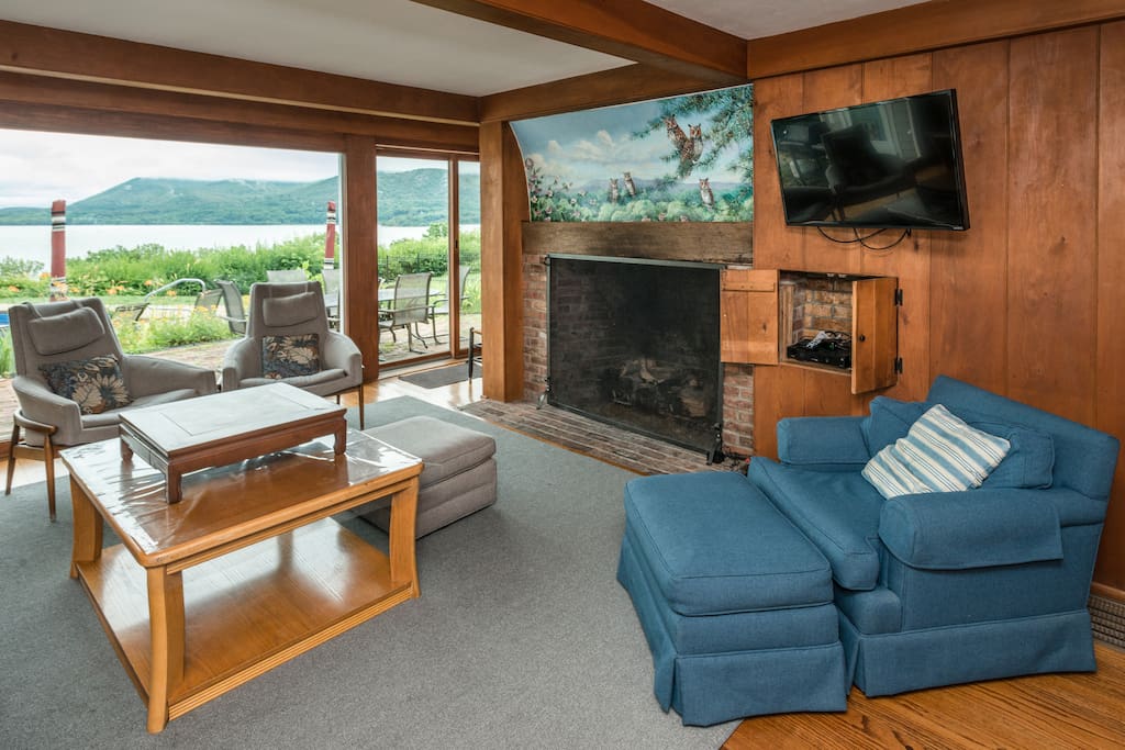 fireplace in living room/ tv/wifi