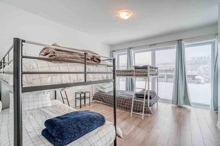 Tredje sovrummet med 4 enkelsängar. Översta sängen kan ta upp till 200 pund vikt och botten upp till 250 pund vikt. Vuxna och barn kan sova där. Sovrummet har också en garderob.