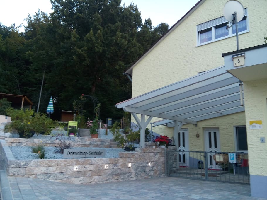 Eingang zur F****-Souterrain-Wohnung mit Parkplatz