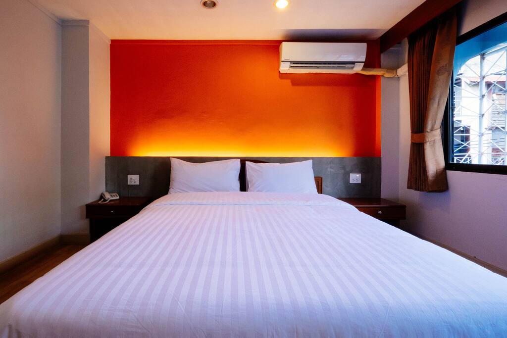 a queen bed for 2 persons