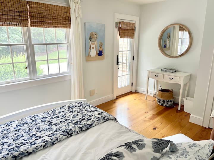 Собата за гости има брачен кревет, плакар со хангари за складирање и вклучува пристап до задниот двор. Оваа соба има целосна бања со собата спроти ходникот. Постелнината на Серена и Лили ѝ дава на собата весела атмосфера.