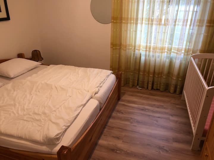 غرفة نوم 4 مع سرير أطفال في الطابق السفلي