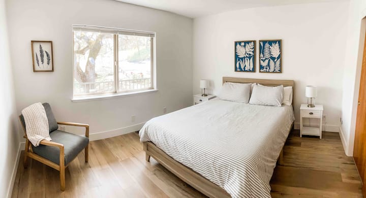 ห้องนอนชั้นบน (เตียงควีนไซส์)