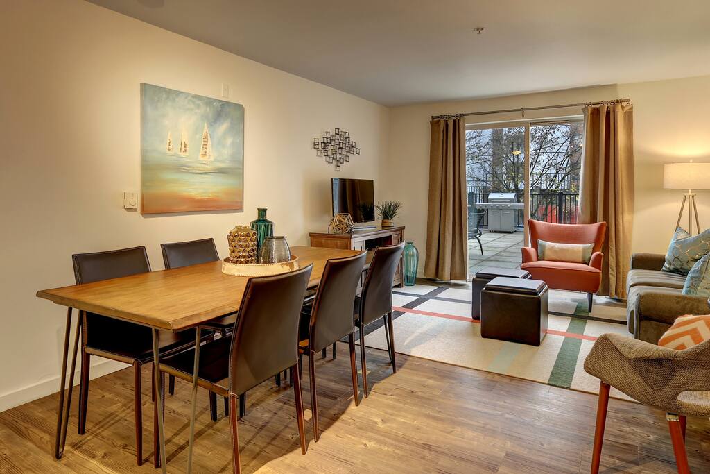 Six people can sit at the dining room table!