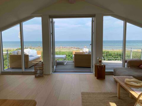 Charming and nice cottage  on the beach
