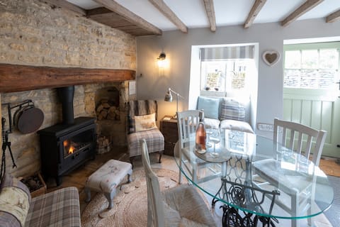Rosecot: Gorgeous 17th century Cotswolds cottage