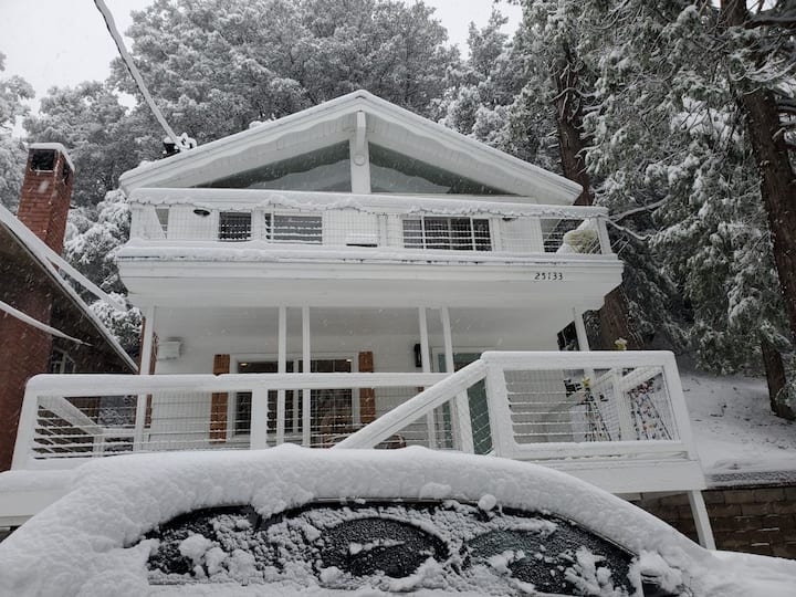 Cozy mountain retreat. Cabins for Rent in Crestline, California