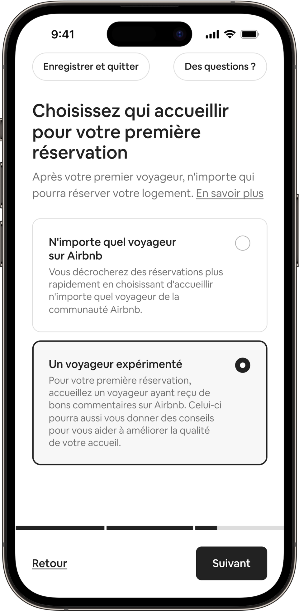 Un téléphone affiche un titre indiquant « Choisissez qui accueillir pour votre première réservation ». Les hôtes peuvent choisir d'accueillir n'importe quel voyageur ou d'accueillir un voyageur expérimenté sur Airbnb. Le bouton Voyageur expérimenté est sélectionné