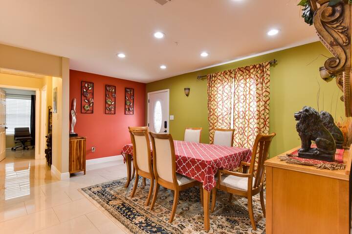 Newly Remodel 4BR/2BA & Jacuzzi 5 min airport &DT gallery image 5