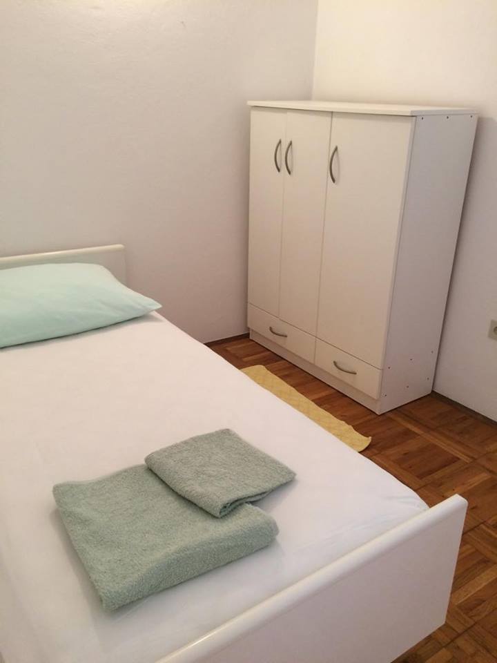 Стая с единично легло, на децата им харесва.