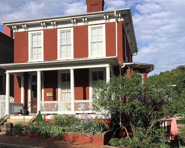 Airbnb Staunton Vacation Rentals Places To Stay Virginia