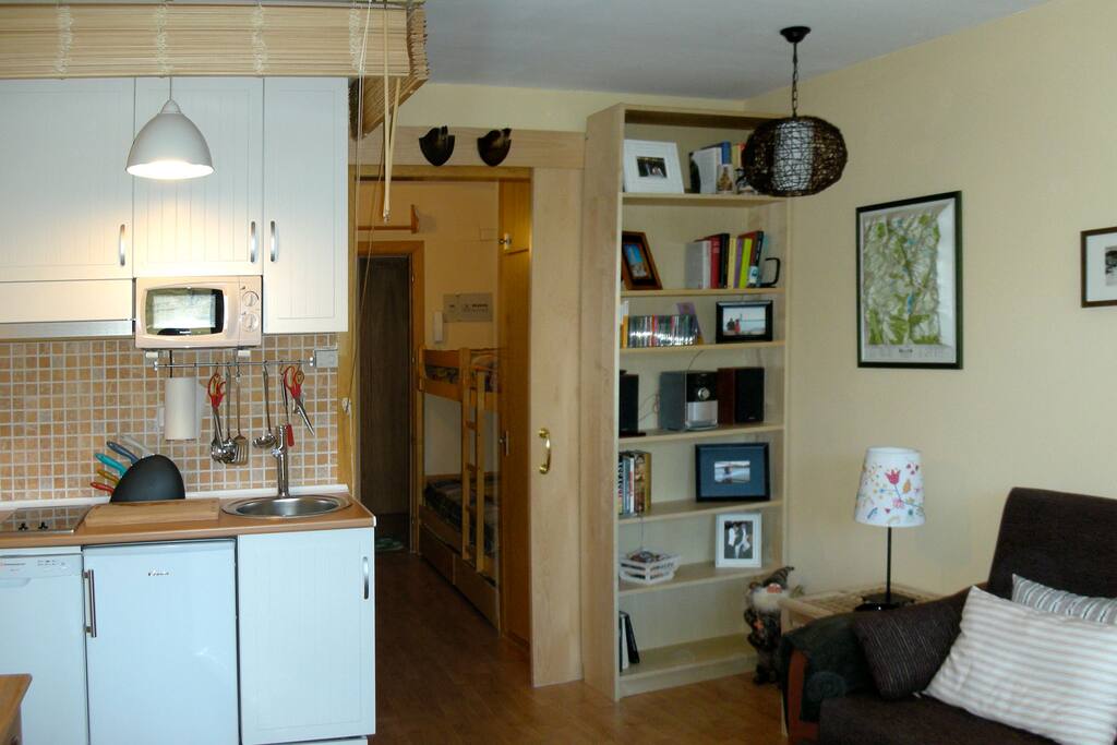 Salón con cocina incorporada y puerta corredera