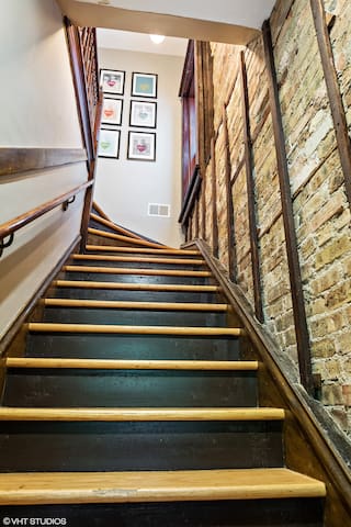 WrigleyVilla – 1/2 Block From Wrigley Field! gallery image 2