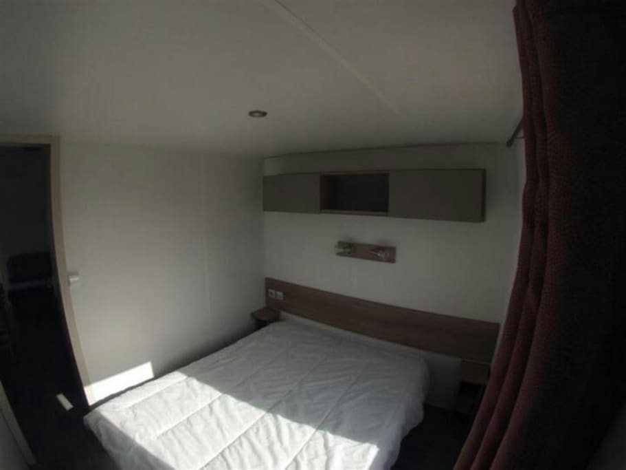 1 chambre avec lit double