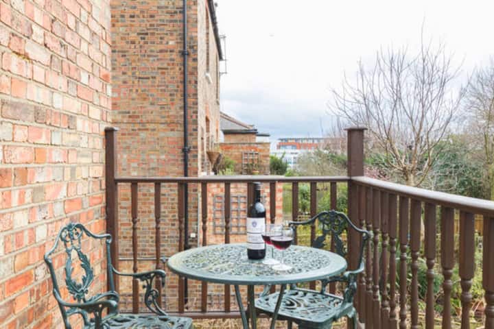Balcony/overlooking Rugby Ground Wi Fi  Whole Flat - Brentford
