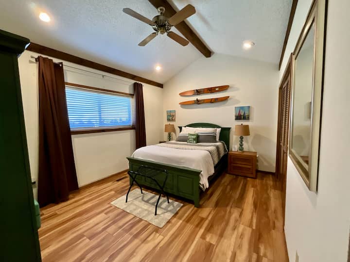 Acomódate en esta acogedora habitación amueblada con una cama tamaño queen y una cama plegable plegable plegable. Un colchón inflable se encuentra en el armario y tiene capacidad para dos personas. La ropa de cama y las toallas adicionales se encuentran en el armario verde. 