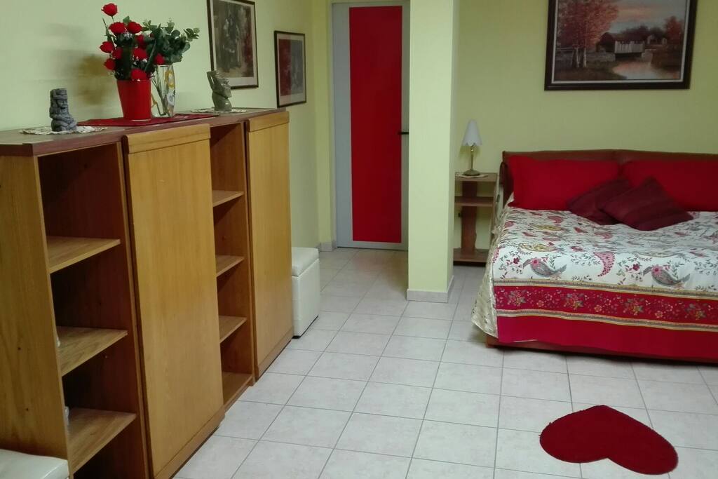 Open space con letto matrimoniale e armadio. Open space with king-size bed and closet.