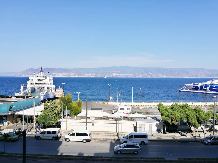 Siamo di fronte al porto delle navi Caronte & Tourist, facilmente raggungibili dalla stazione, da ovunque. Taxi di fronte.