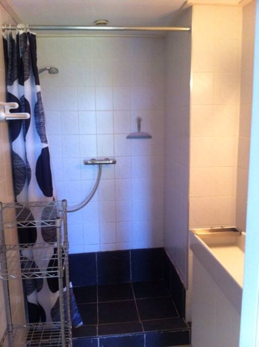 De badkamer met een ruime douche van 1,50 en een grote wastafel