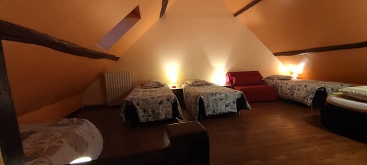 upstairs mezzanine with 4 single beds and 2 BZ 1 pers.  available according to number of guests