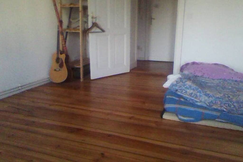 room (w futon bed)