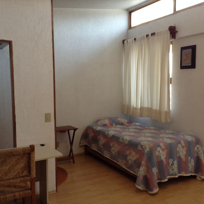 Cama individual, ideal para visitas. Cuenta con su propio escritorio, mesita de noche y cajonera.