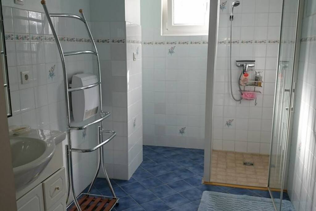 Salle d'eau à partager entre les 2 chambres.