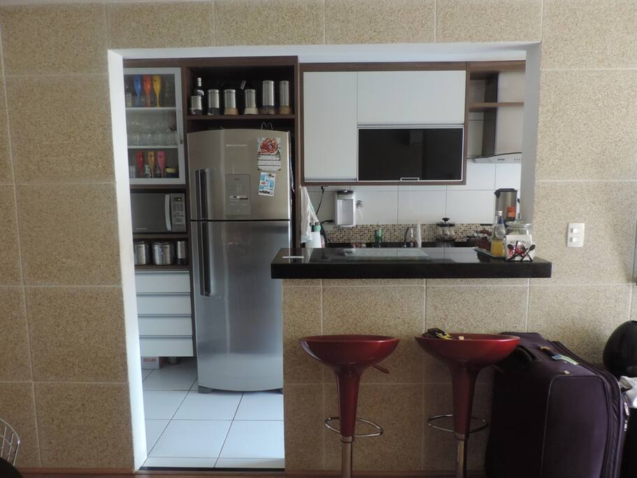 Cozinha americana prática.