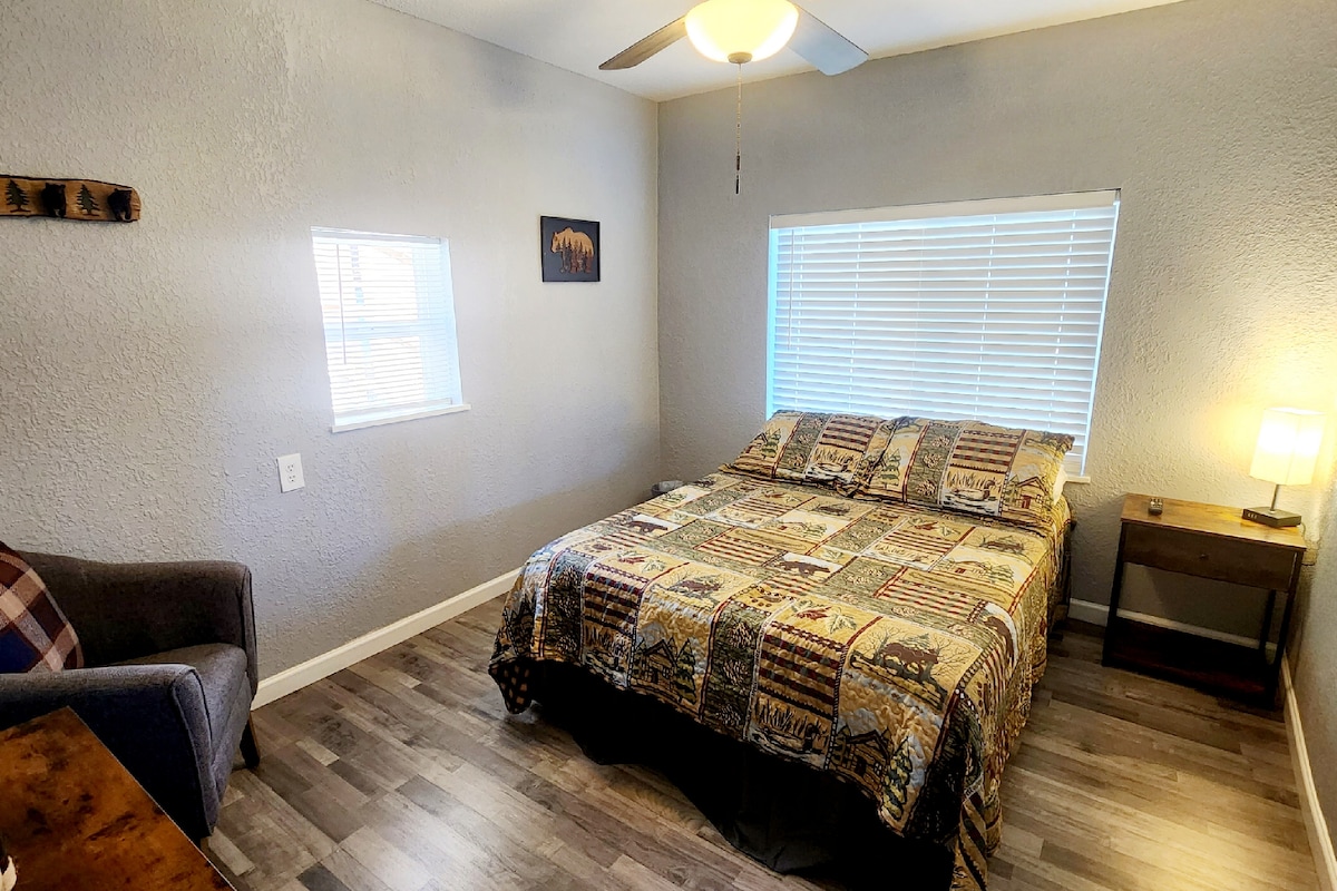 Pomoćna spavaća soba ima krevet u punoj veličini, dovoljno prirodnog osvjetljenja i LED Smart TV dijagonale 81 cm.