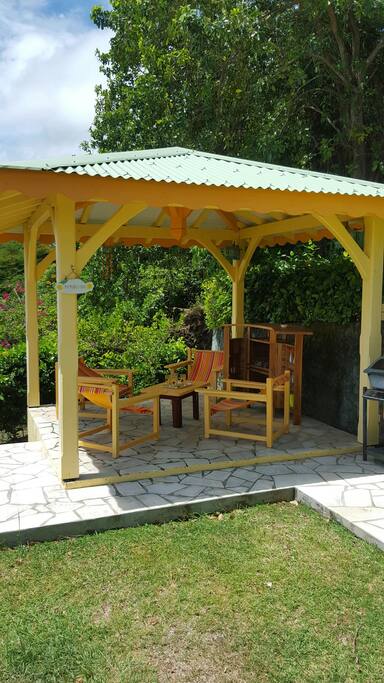 Petit kiosque / barbecue.