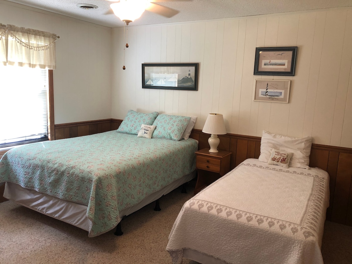 Spálňa 1 s manželskou posteľou a manželskou posteľou