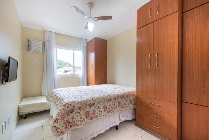 套房配备电视、空调和辅助床