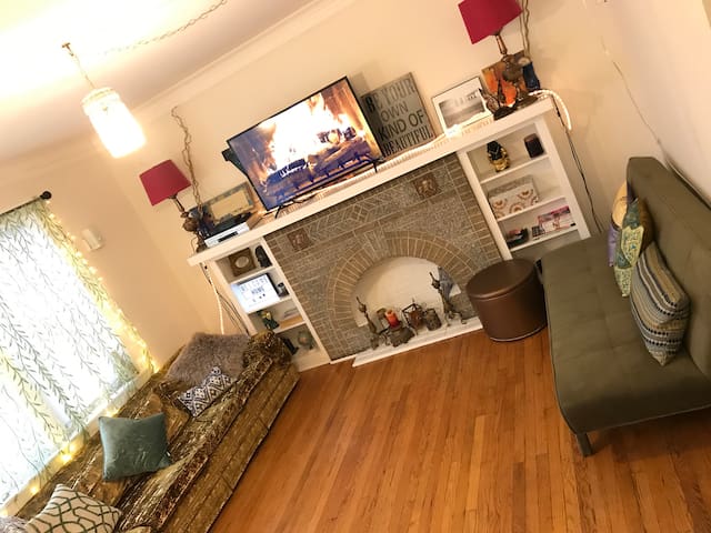 Bright & Cozy Vintage Studio, near Chicago's Loop