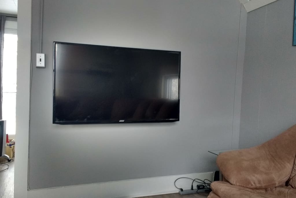 Large 50" LED Samsung Flat Screen TV w/ Netflix and HD cable.
