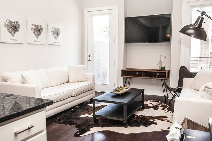 ComboNash Retreat 2 Units 4BR 4.5BA 1 Mi Broadway gallery image 2