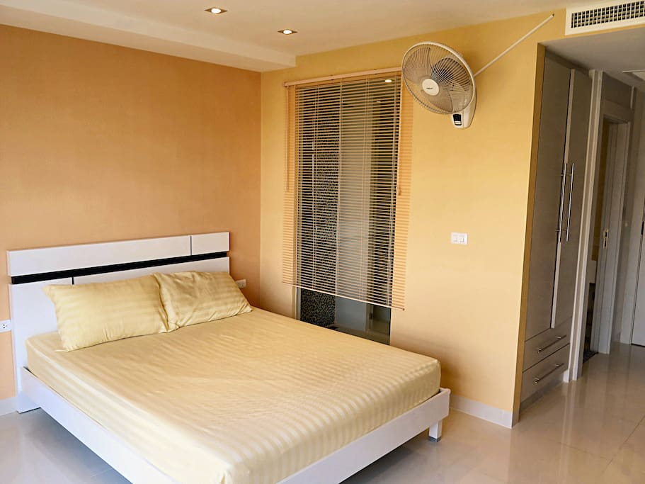 Queen size bed with quality matress (pocket spring system)