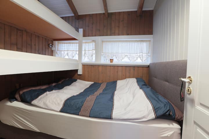 חדר מס '2
מיטת יחיד/זוגית 140x200 סמ. 
מיטה חדשה מאז 2018, מאוד נוחה
+ 2 מיטות קומתיים 90x200 סמ. 