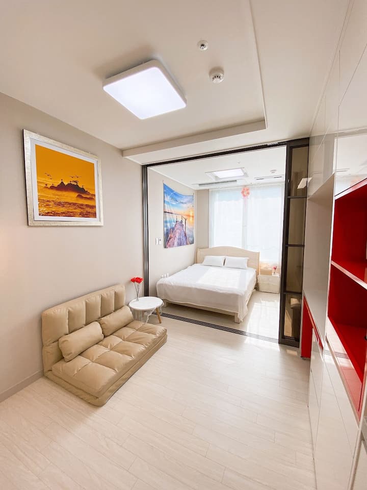 ♡Საძინებლის ფანჯარა ღილაკიანია
Თუ ტელევიზორის ქვეშ♡ მოქაჩავთ, შეგიძლიათ ის სასადილო მაგიდის სახით გამოიყენოთ.
Ელექტრო ჩაიდანი♡ მიკროტალღური ღუმელის ქვეშ
Თუ მას ჩამოიღებთ, იქვეა ტანსაცმლის საშრობი.