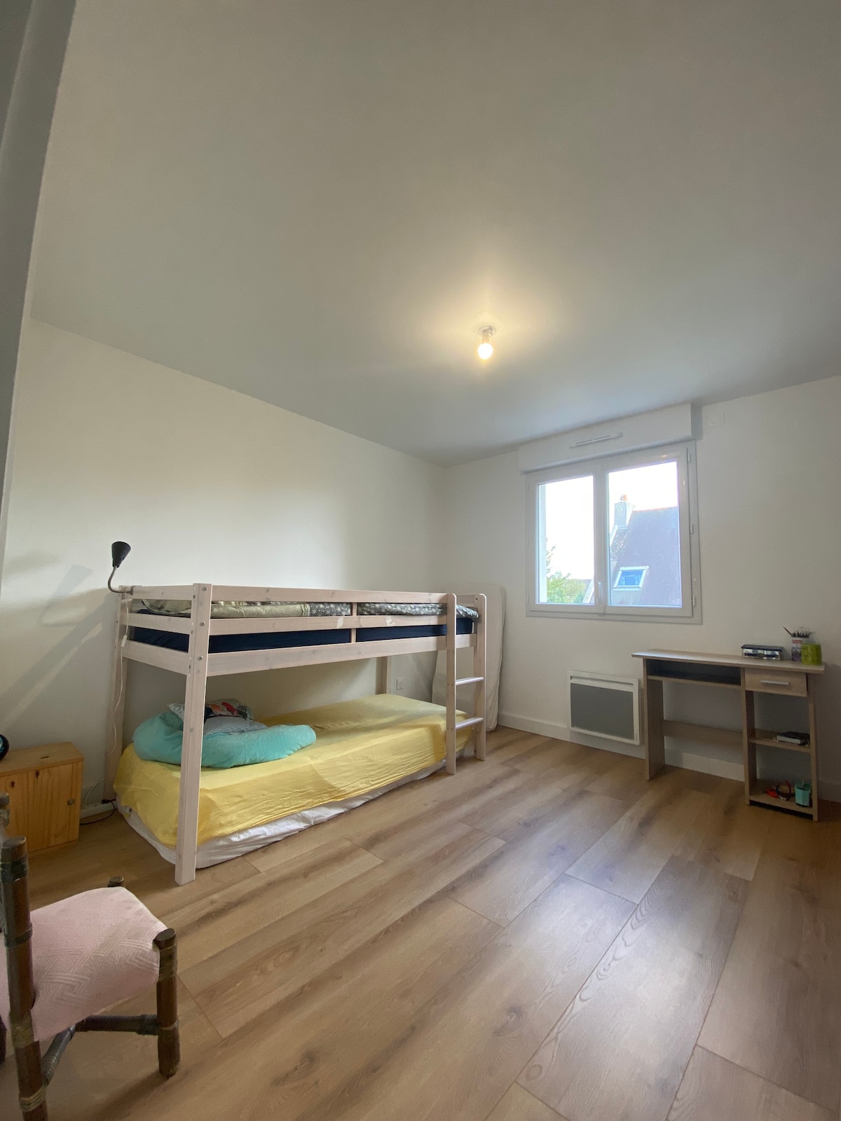 Podignut krevet od 90 kreveta 
Dvostruki madrac  90 cm na podu 