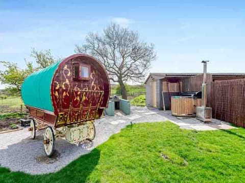 Top Airbnb: Romany Vardo with Off Grid Hot Tub in Hyndburn