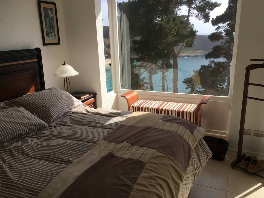Pieza con cama matrimonial, espectacular vista al mar y closet.