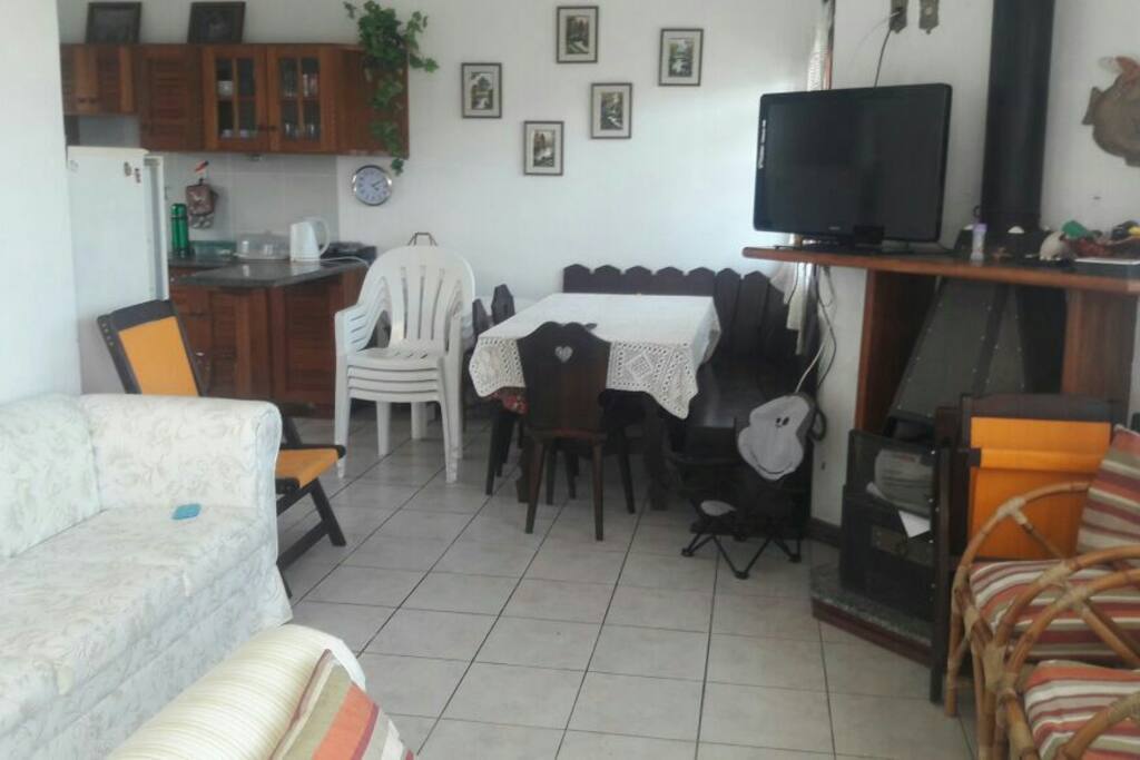 Sala com lareira e mesa de janta
