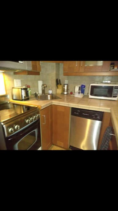 Full kitchen with diswasher