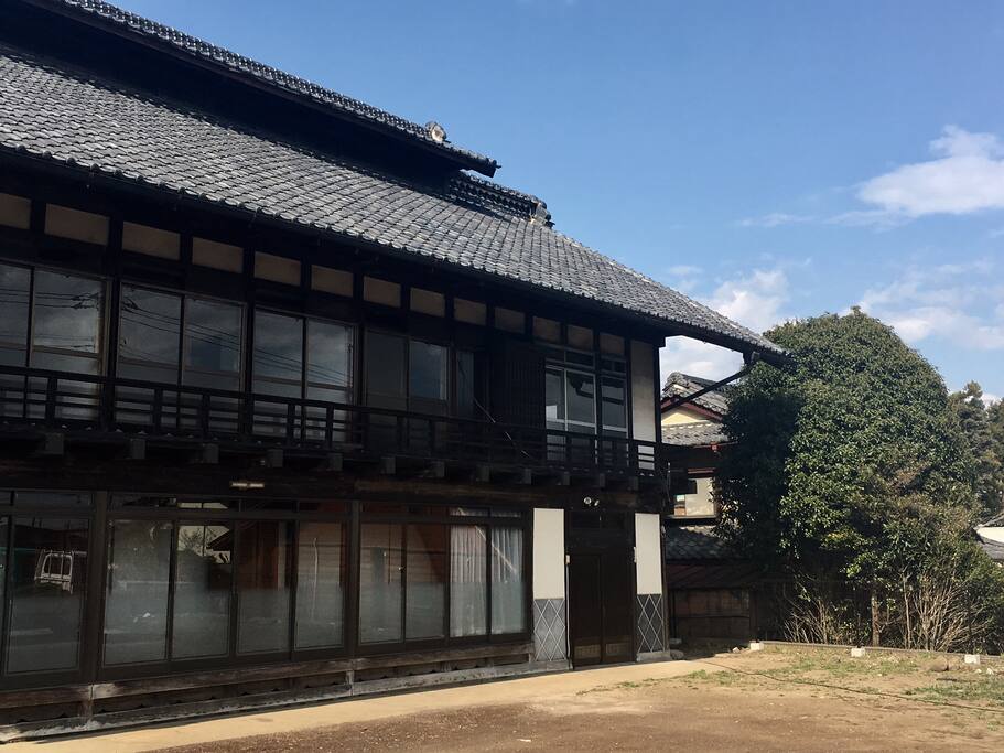 Entrance next to Kinmokusei tree