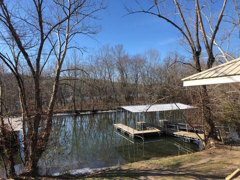 Route 66 Lakefront Cabin