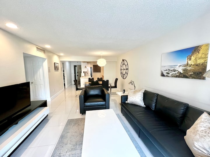 Family Friendly Condo With A Pool, Close To Beach - Sunny Isles Beach, FL
