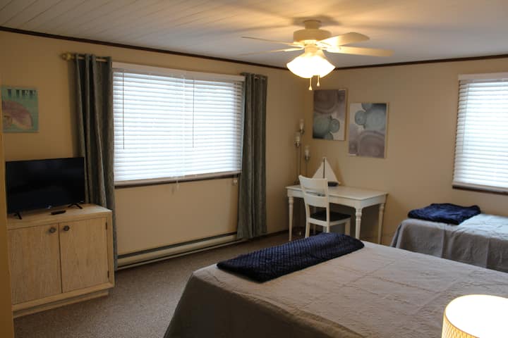 Varje sovrum på övervåningen har 1 dubbelsäng, 1 dubbelsäng, skrivbord och stol, garderob, takfläkt och smart-TV