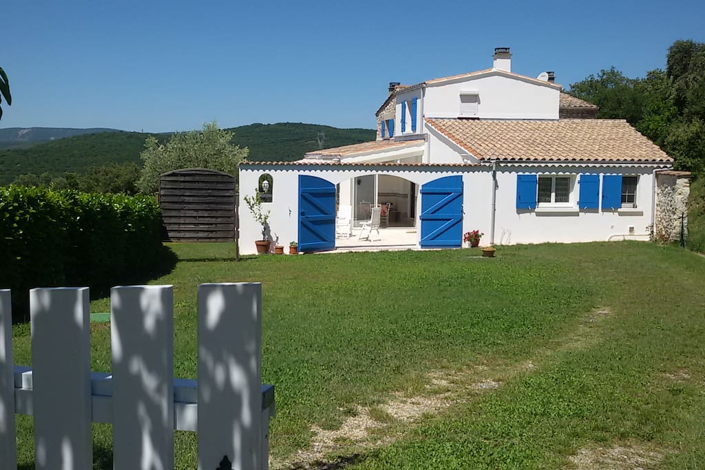 Vue d'ensemble de la maison. Entrée Est. Vous pouvez garer votre voiture.