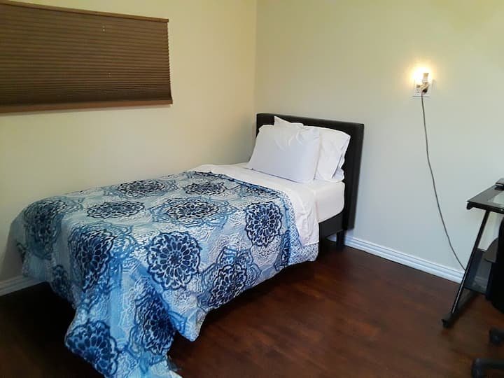 Private Entry *  Bed And Bath Across Ut Dallas - Dallas, TX