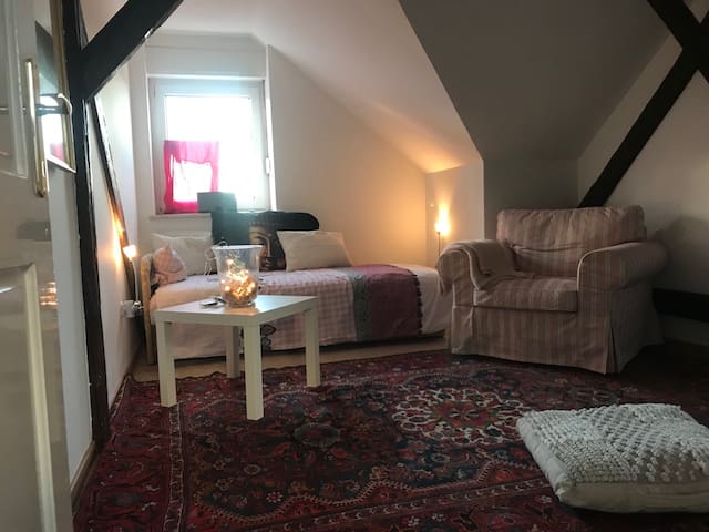 2 Private upstair rooms w/own bathrooms/shower